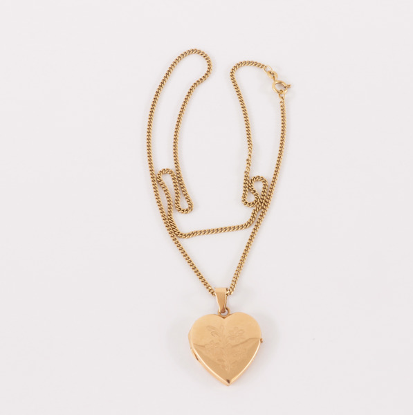 Halsband med hänge/fotogömma, 18k