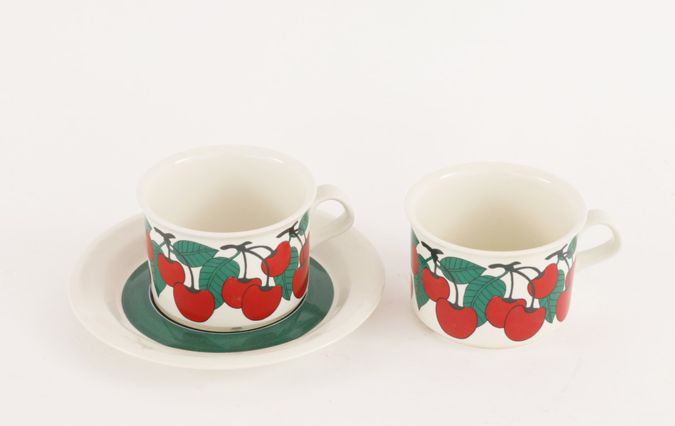 Tekoppar 2st samt ett tefat, "Kirsikka", Inkeri Leivo för Arabia