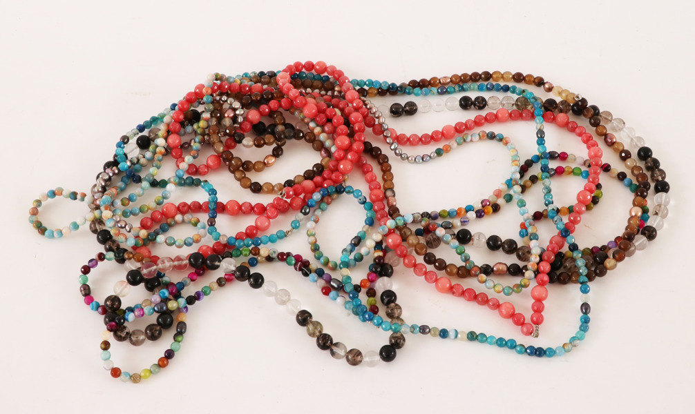 Parti halsband, mestadels med natursten