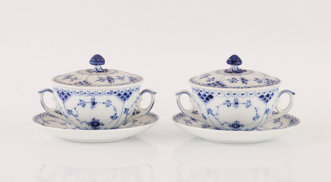 Buljongkoppar med fat och lock ett par, "Musselmalet", Royal Copenhagen, Danmark