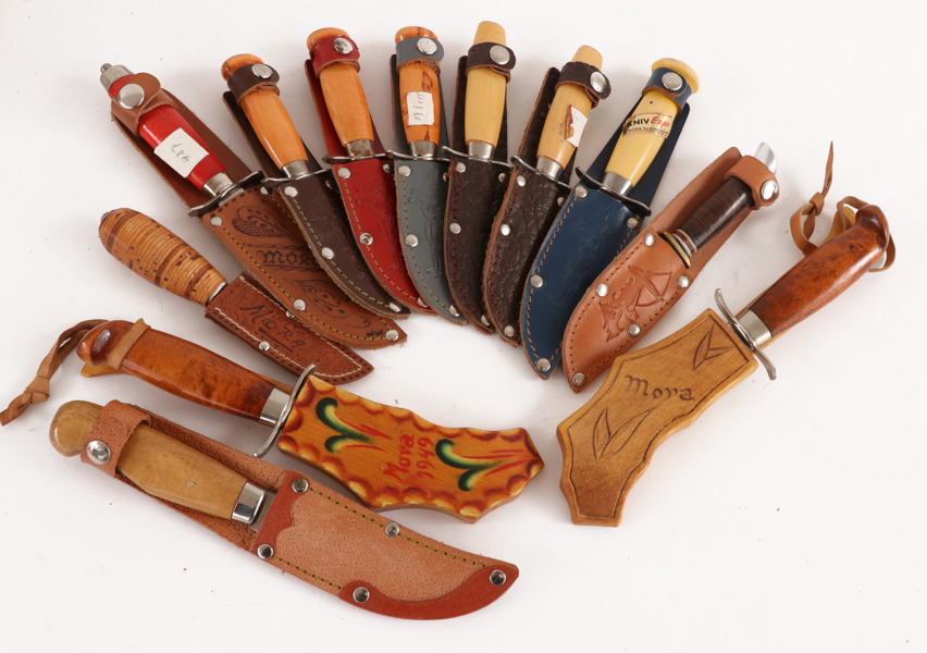 Knivar med slida 12st, bl.a. Erik Frost, Mora