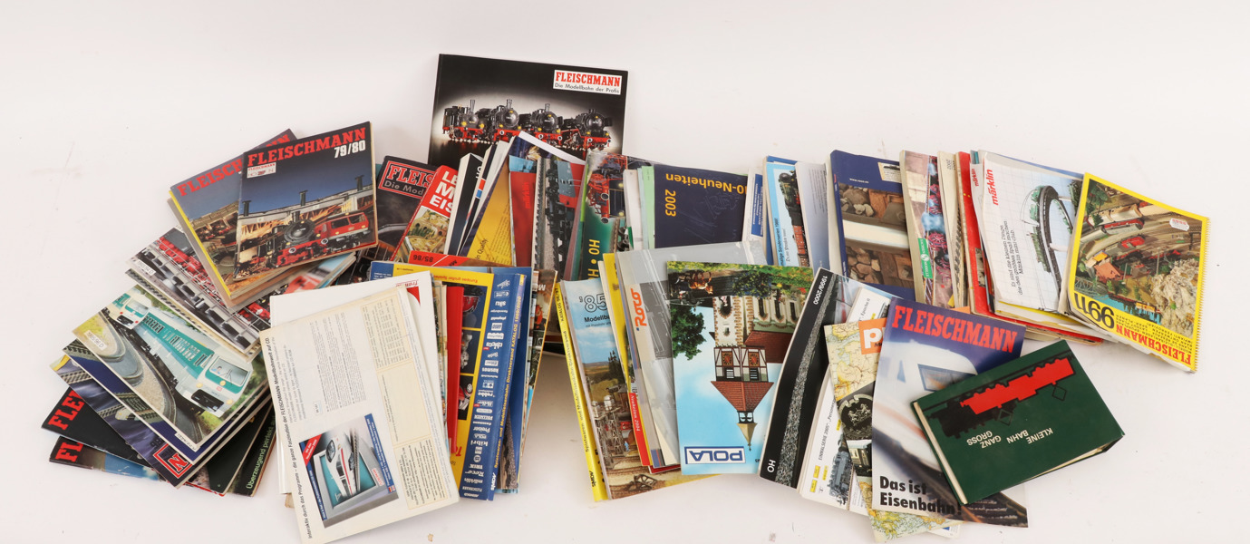 Parti modelltågskataloger, m.m.