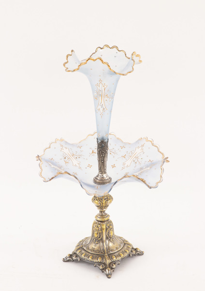 Uppsatsskål med strutvas, omkring år 1900