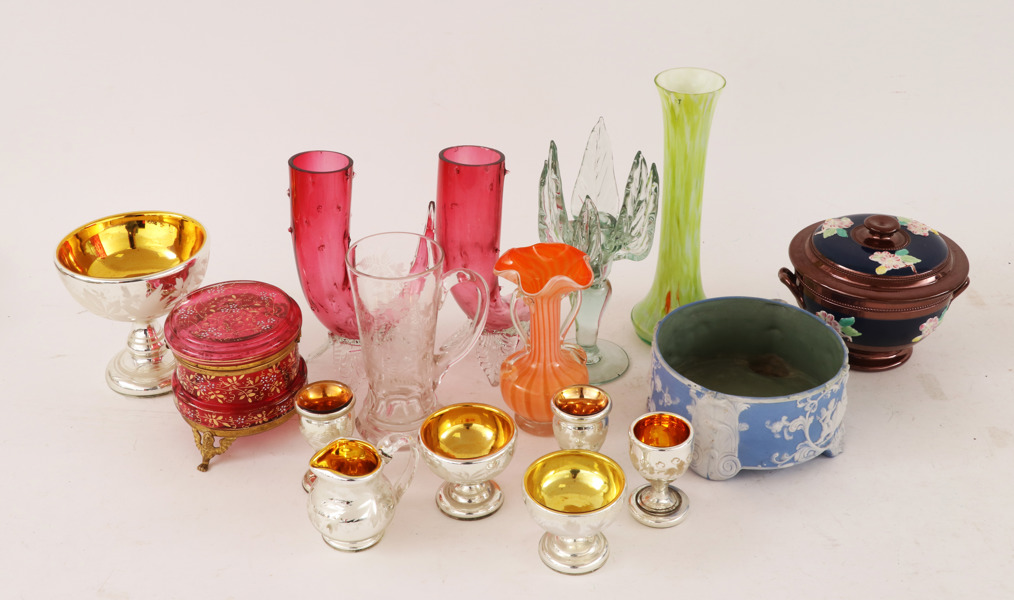 Parti glas och keramik, mestadels tidigt 1900-tal