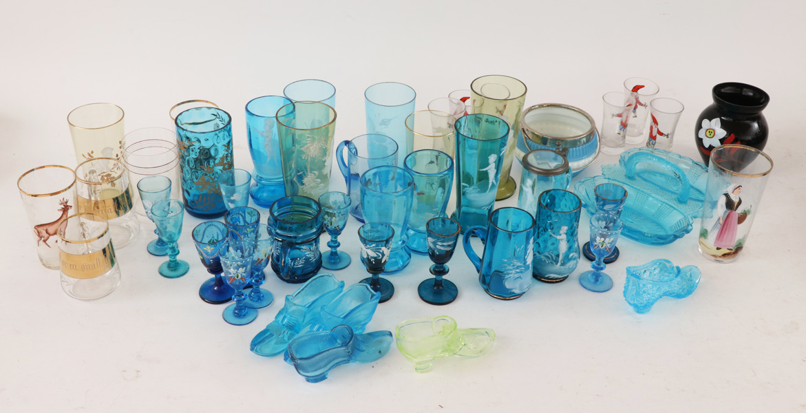 Parti glasföremål, mestadels tidigt 1900-tal