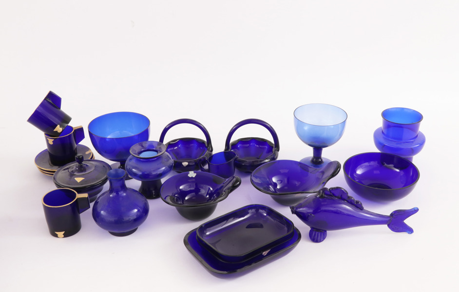 Parti blåtonat glas, mestadels Gullaksruf