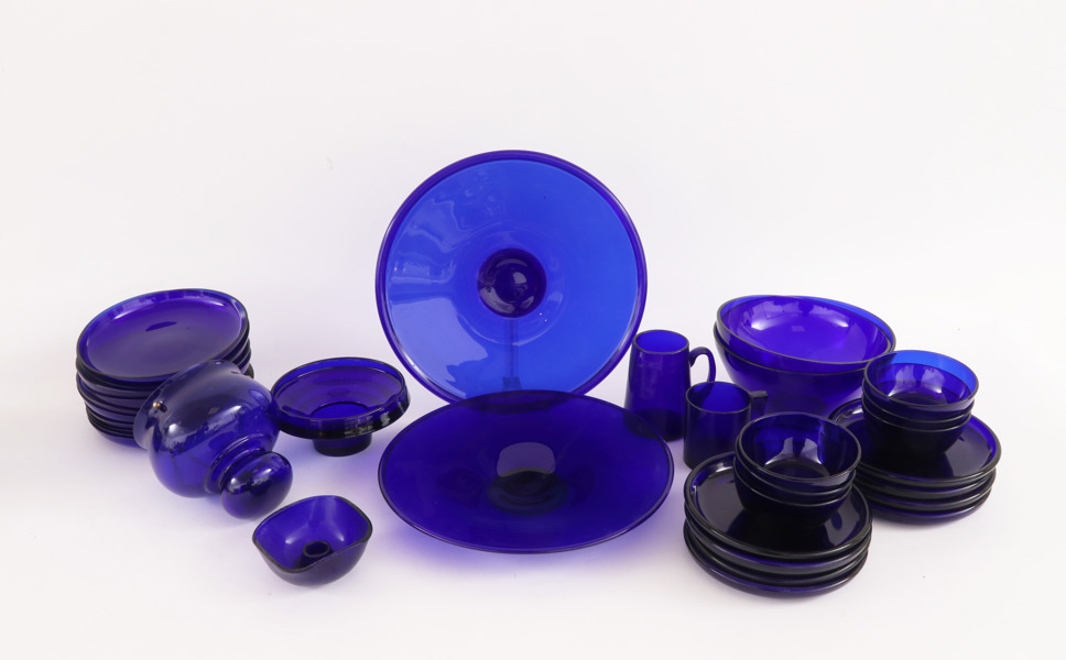 Parti blåtonat glas, mestadels Gullaskruf