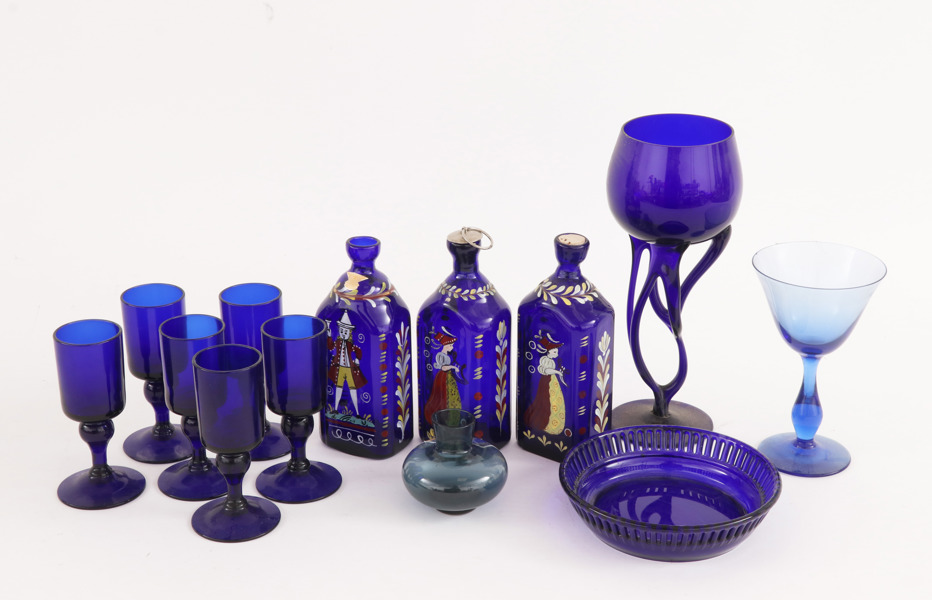 Blåtonat glas 13 delar, bl.a. Gullaskruf