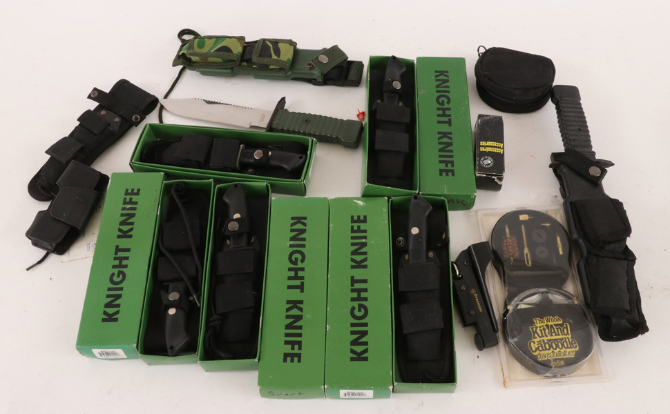 Parti knivar och vapenrengöringsredskap