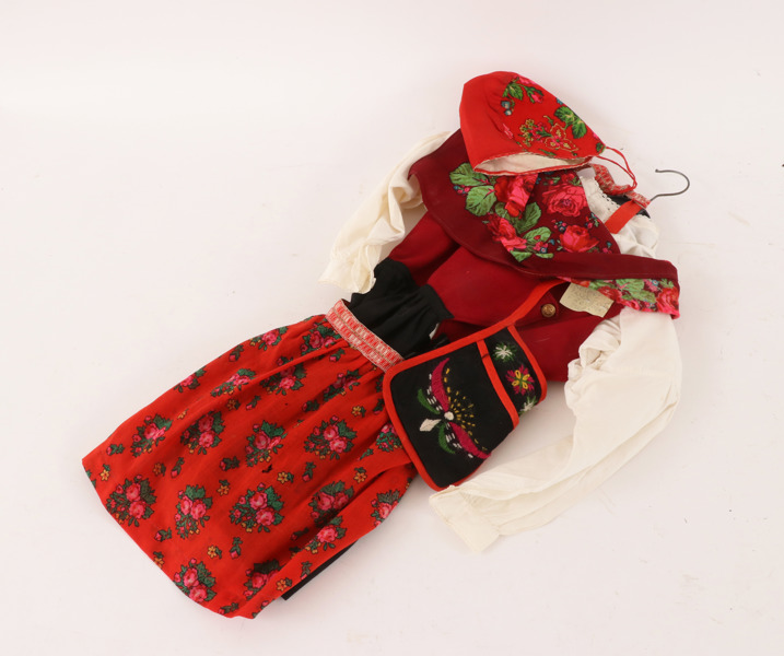 Folkdräkt för flicka