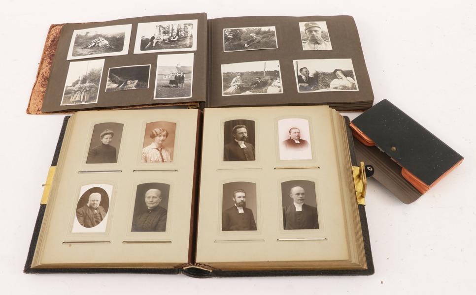 Äldre fotoalbum 2st samt ransoneringskort, bl.a. 1900-talets början