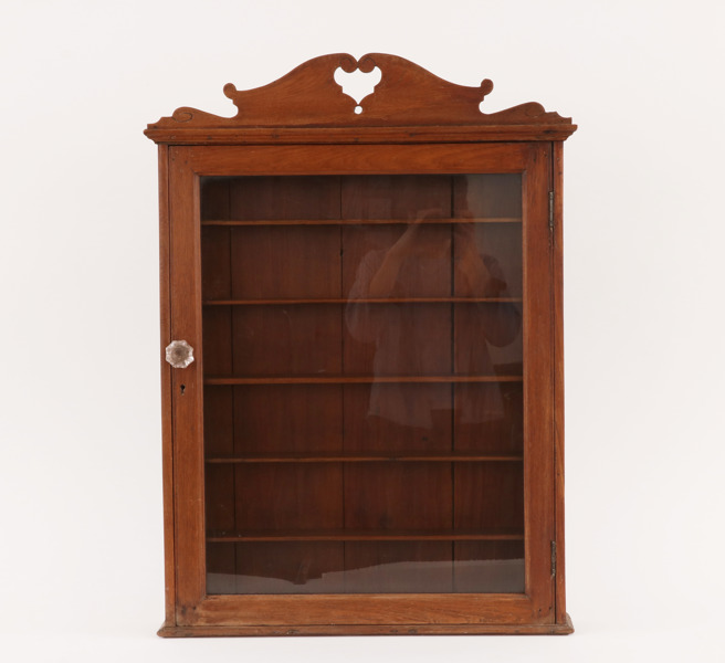 Väggvitrinskåp, omkring år 1900