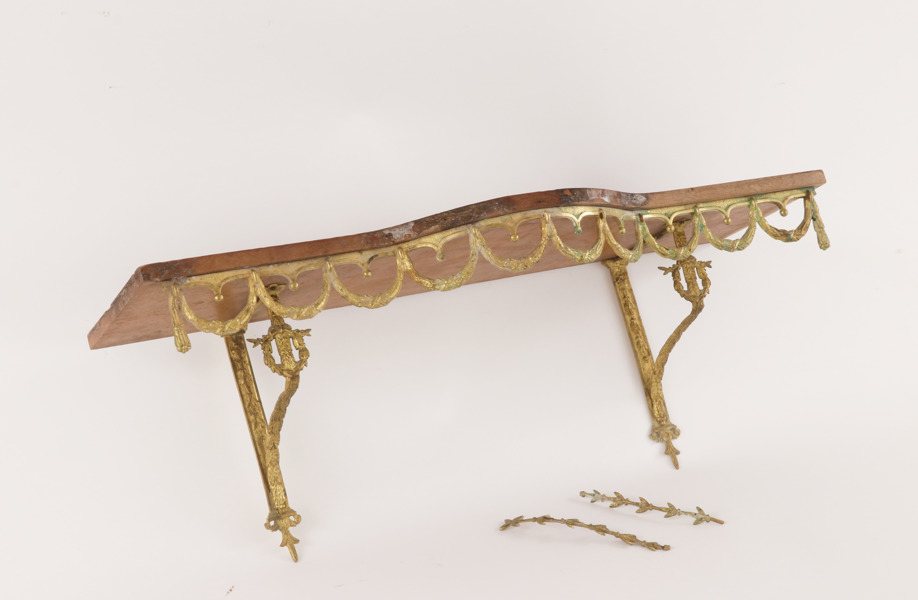 Vägghylla, empirestil, omkring år 1900