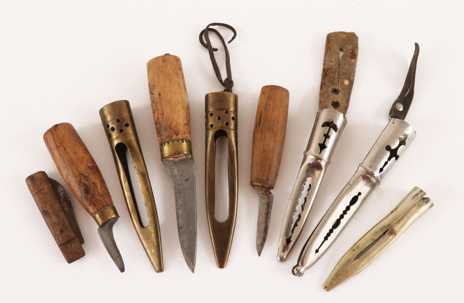 Parti knivar och slidor, mestadels 1800-tal