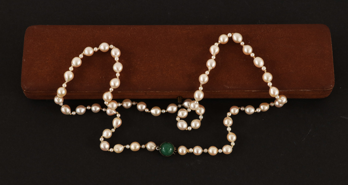 Pärlhalsband med lås i silver