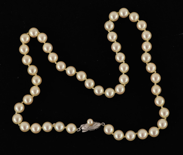 Pärlhalsband med lås i silver