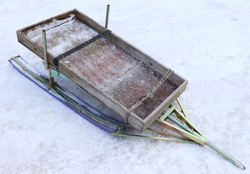 Skotersläde med flak