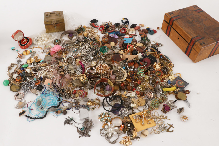 Stort parti bijouterier, fåtal i silver