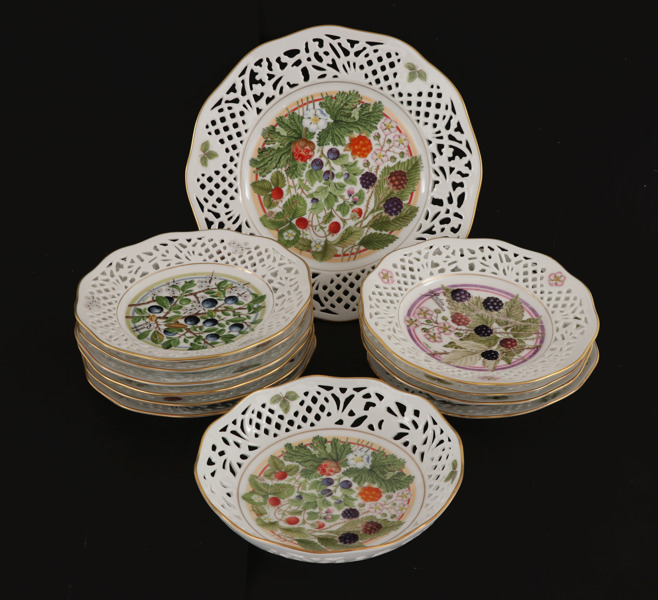 Uppläggningsfat, skål och 10st assietter, "Svenska Bär", Schumann för Fyrklövern