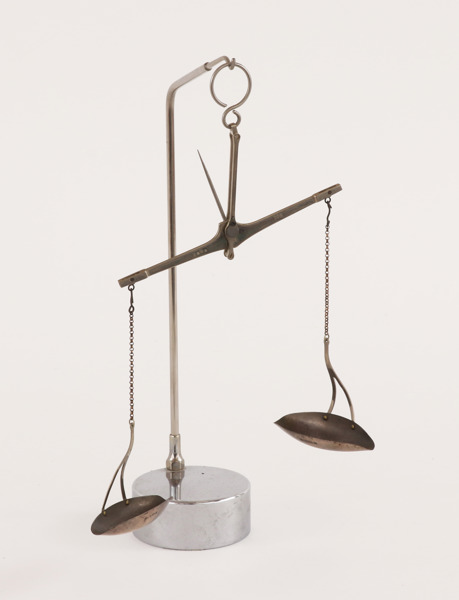Balansvåg med skålar i silver, 18/1900-tal
