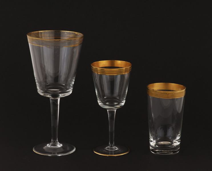 Glasservisdelar med pantograferad och förgylld dekor