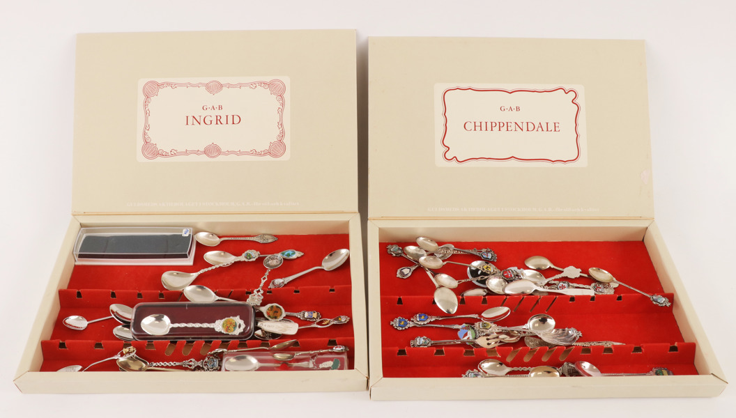 Parti souvenirskedar, några i silver