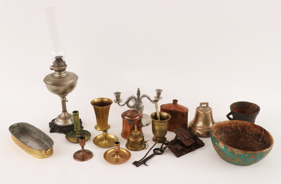 Parti metaller och allmogeföremål, bl.a. 1800-tal