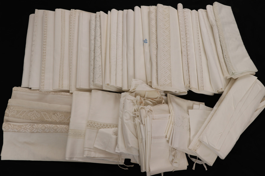 Stort parti lakan och örngott