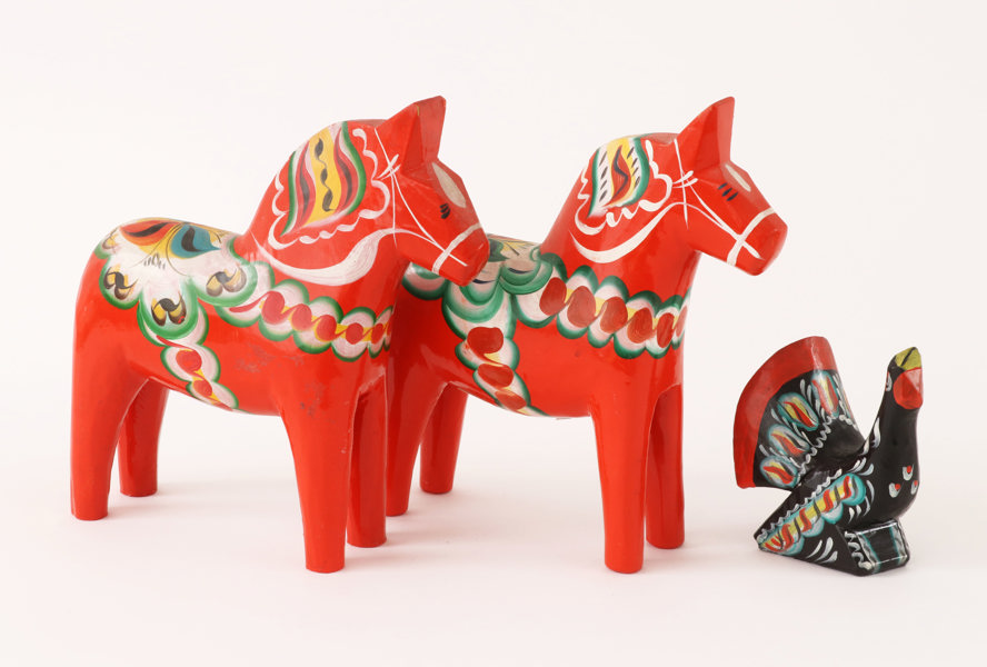 Dalahästar 2st samt tupp, bl.a. Grannas