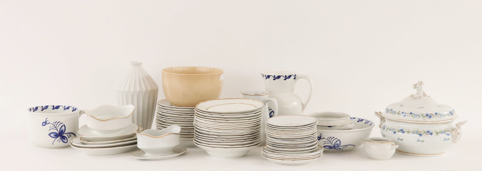 Parti porslin och keramik, mestadels Arabia