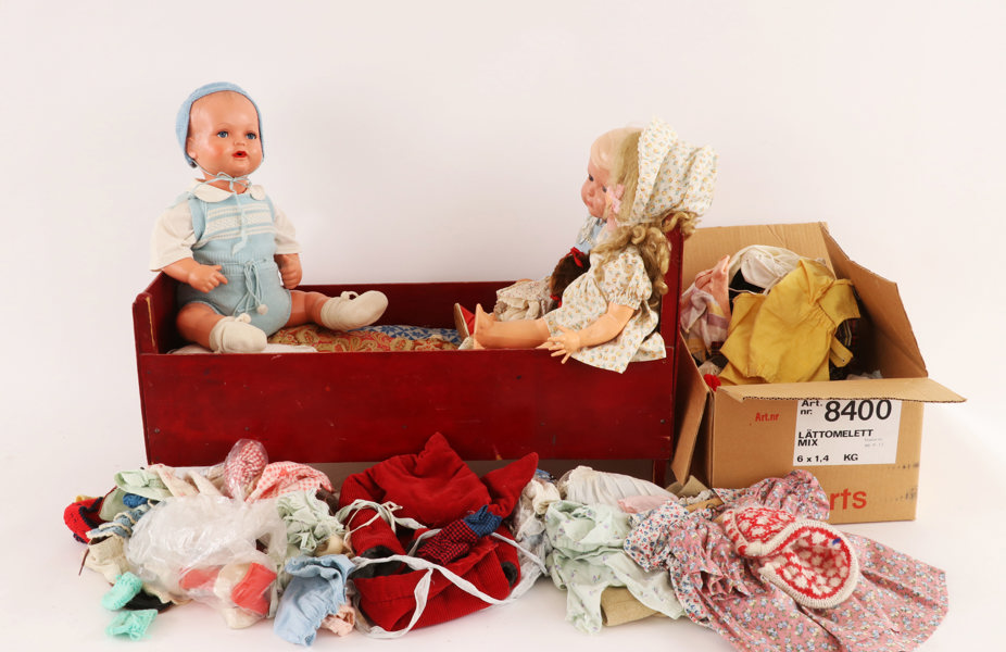 Dockor 3st, med kläder och säng