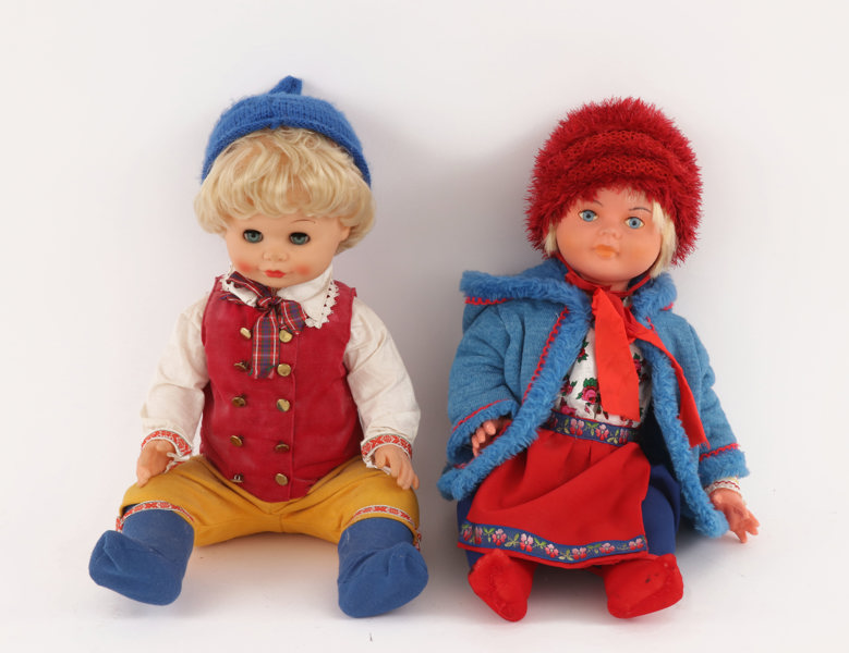 Dockor 2st, iklädda folkdräkt