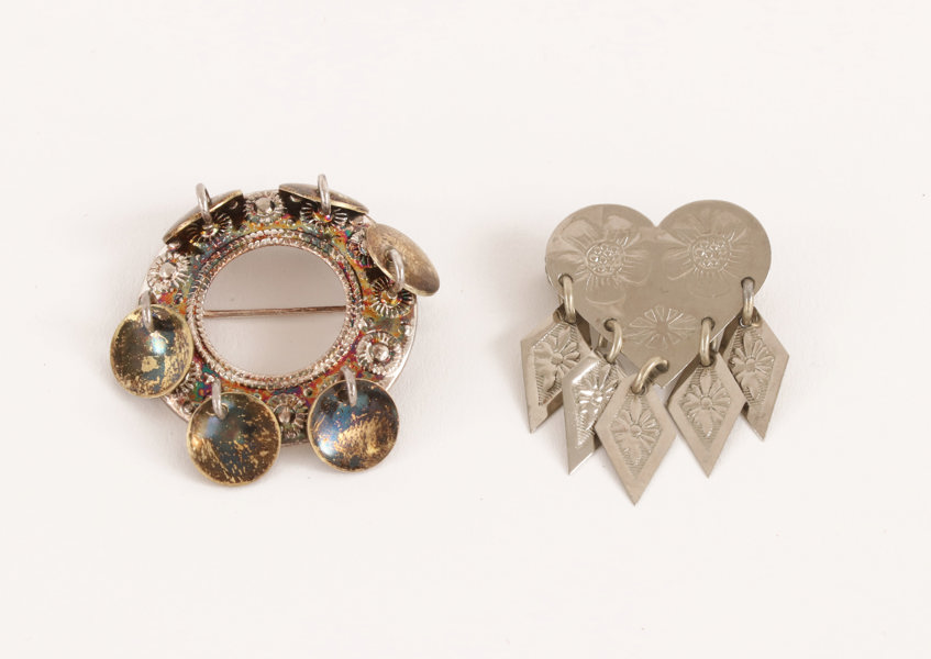 Dräktbroscher 2st, varav en i silver