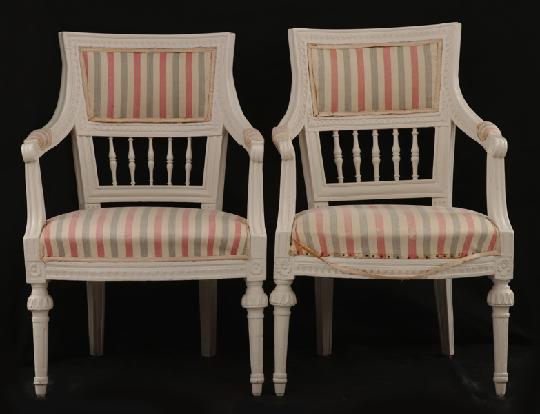 Karmstolar ett par, gustavianska, omkring år 1900