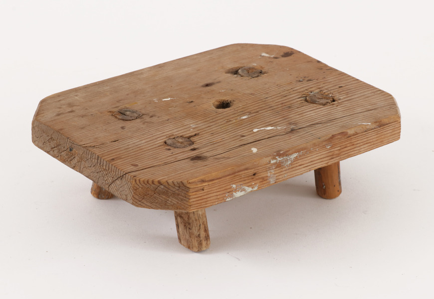 Liten pall, allmoge, daterad 1885