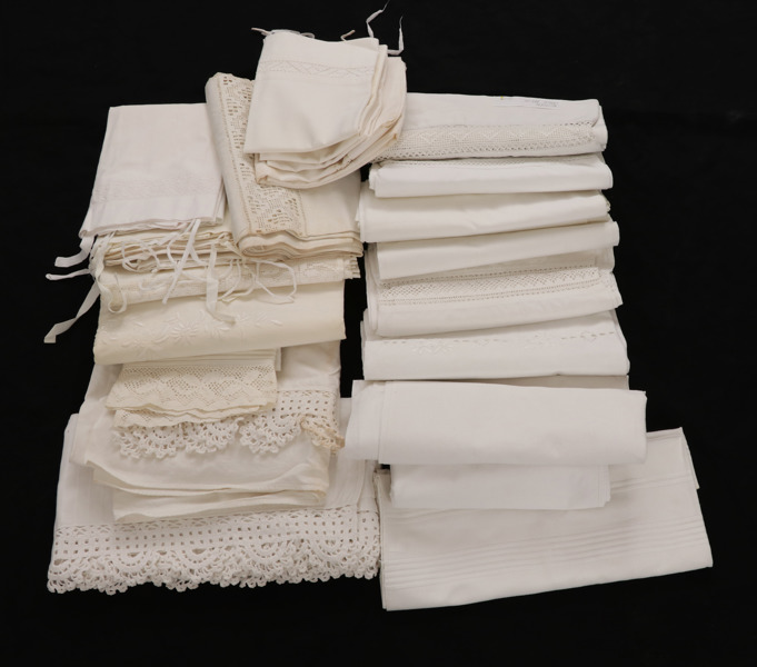 Parti lakan och örngott, mestadels med spets