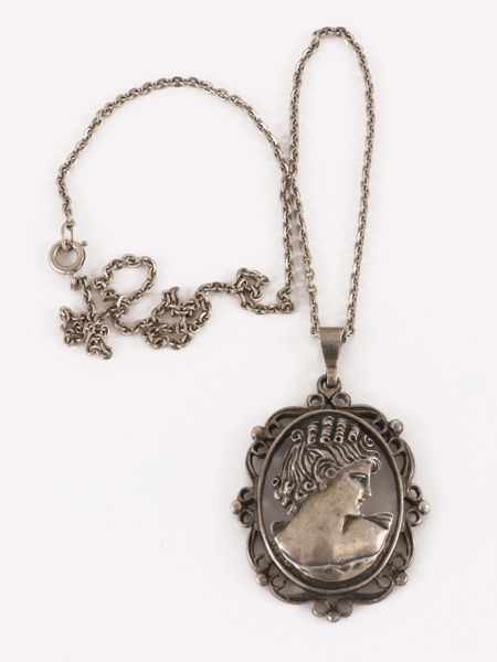 Halsband med hänge, silver