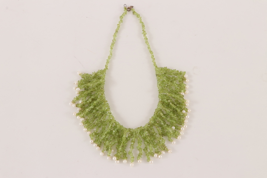 Halsband med peridot och pärlor