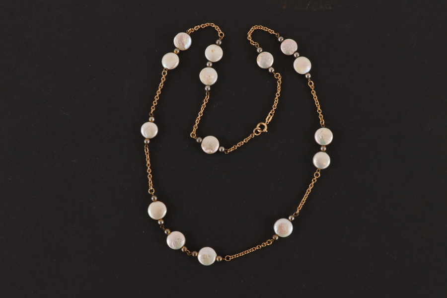 Halsband med odlade pärlor