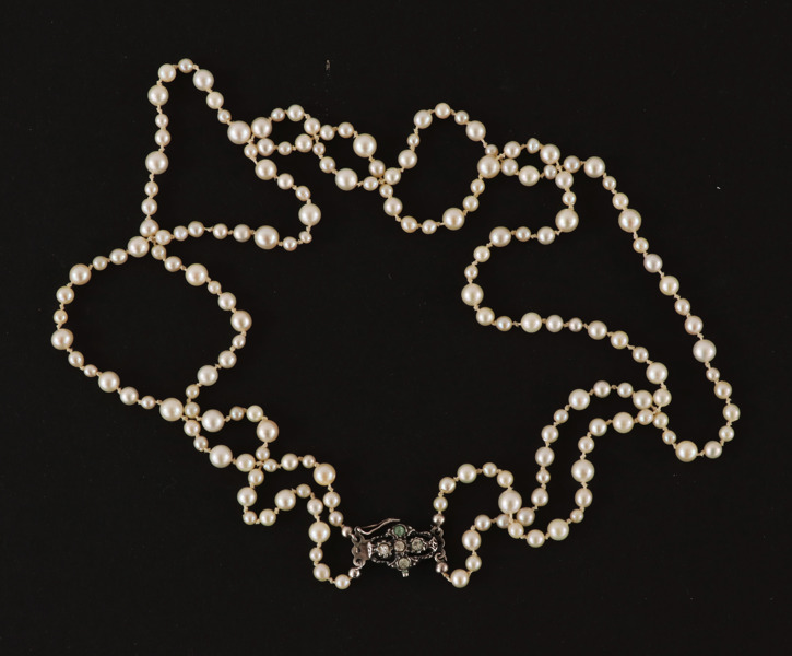 Tvåradigt pärlhalsband med lås av silver, 1950