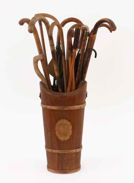 Käppställ med parti käppar och paraply, 1900-talets första hälft