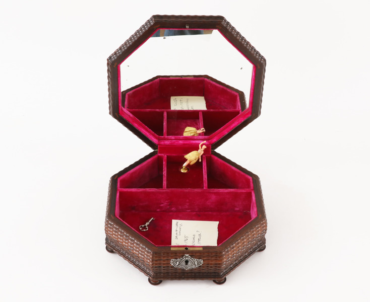 Smyckesskrin med spelverk, omrking 1900-talets mitt