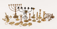 Parti ljusstakar och kandelabrar, mestadels mässing