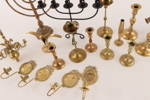 Parti ljusstakar och kandelabrar, mestadels mässing