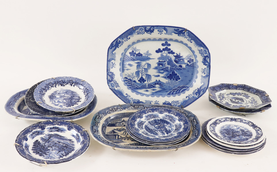 Blåvit porslin 17 delar, England/Asien, bl.a. 1800-tal
