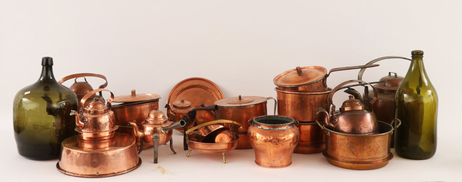 Parti kopparföremål och glasflaskor, bl.a. 1800-tal