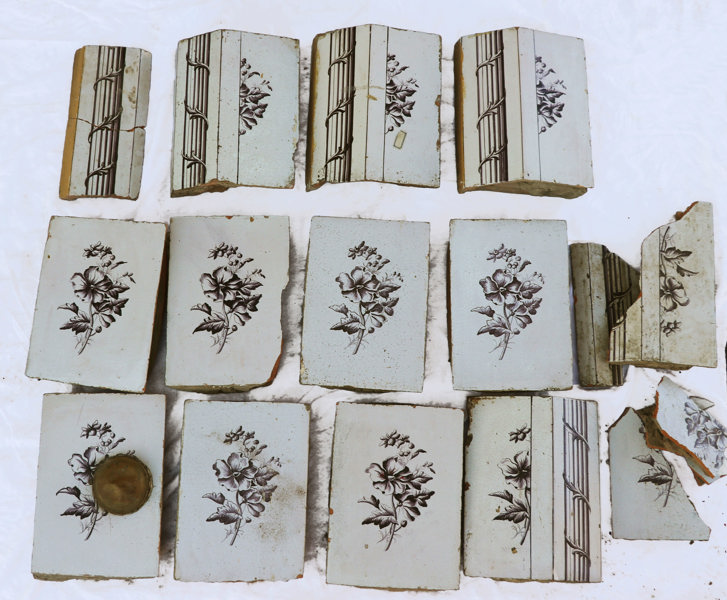 Delar till kakelugn, fajans, 1700-tal