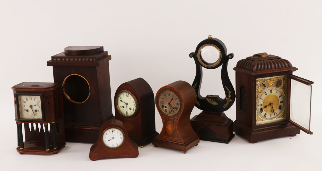 Klockor och fodral 7 delar, bl.a. 1800-tal
