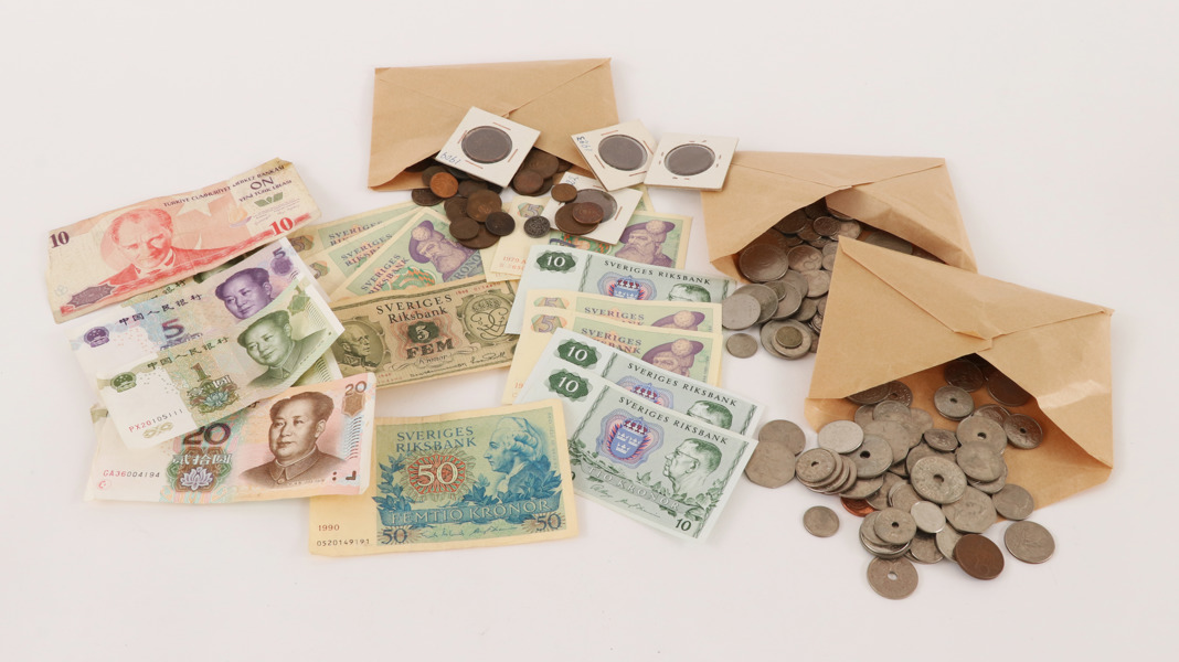 Parti äldre mynt och sedlar