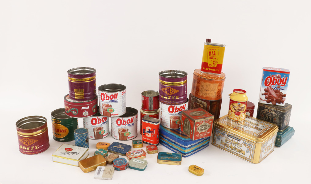 Parti plåtburkar, bl.a. 1900-talets första hälft